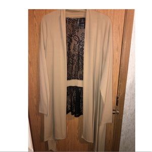 ❗️SALE❗️ EUC Bisou Bisou lace cardigan